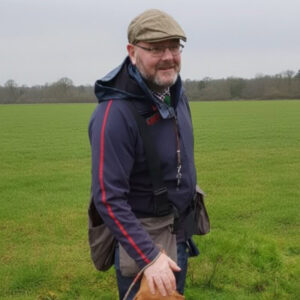 Mann mit Hund im Freien bei Hunde-Event, Natur, Spaziergang.